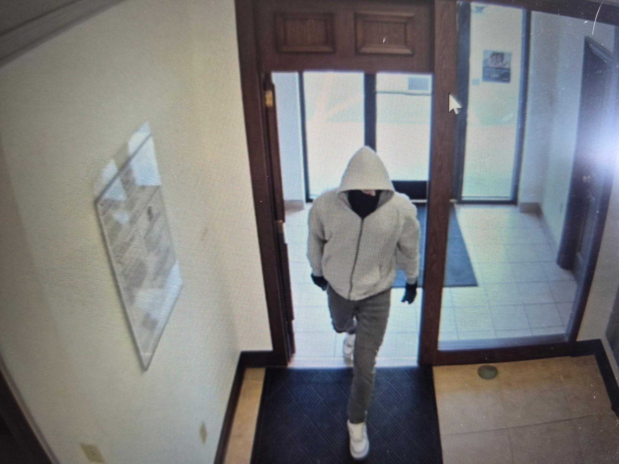 Person of interest in custody after 2 employees fatally shot in Kentucky bank robbery — WISN 12 Milwaukee